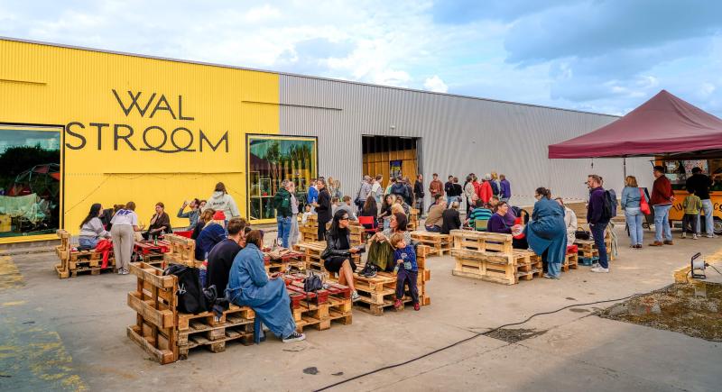 Een volle binnekoer tijdens het succesvolle openingsweekend