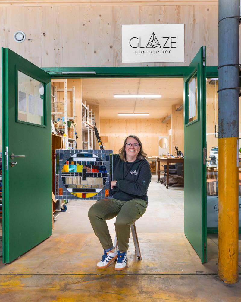 Sofie van Glaze zit voor haar Atelier