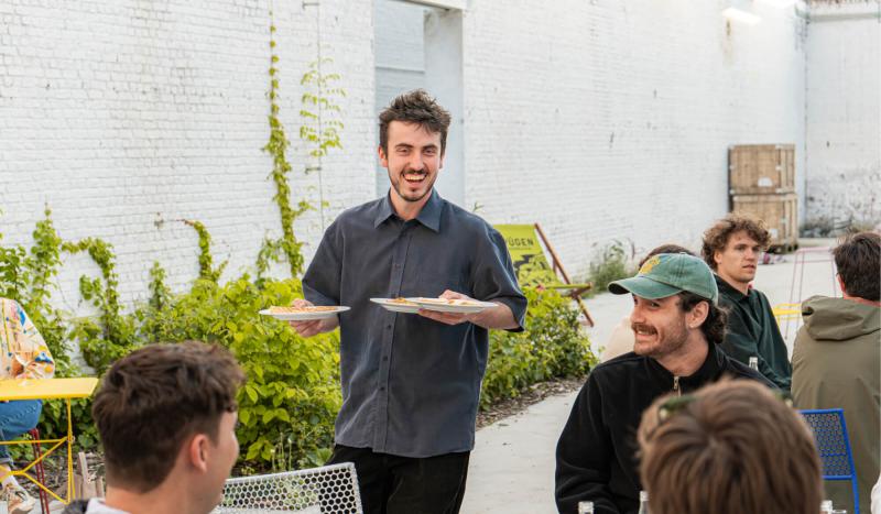 Tom van Rover brengt hapjes rond op het terras van Walstroom